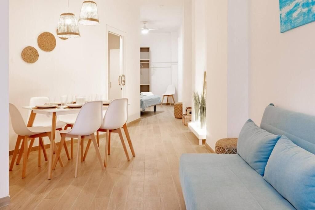 Mesa de comedor junto al pasillo hacia el dormitorio