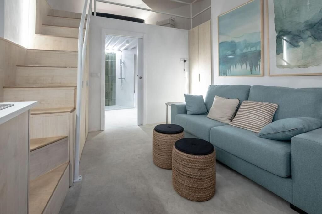 Escalera de acceso al altillo, con vistas al baño y al salón