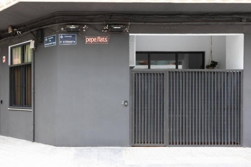 Fachada del edificio en Carrer d'Atzeneta esquina con Godofredo Ros